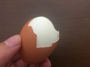 ゆで卵を剥く